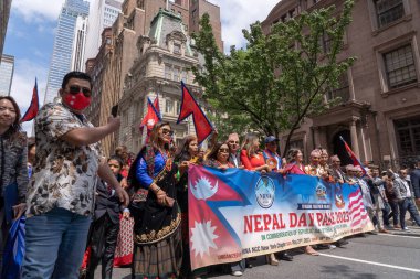 Nepal Günü Geçidi 2023. 21 Mayıs 2023, New York, New York, ABD: New York Belediye Başkanı Eric Adams, Kongre üyesi Grace Meng ve diğer seçilmiş yetkililer 21 Mayıs 2023 'te New York City Nepal Günü Geçit Töreni' nde yürüdüler..  