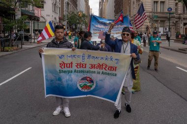 Nepal Günü Geçidi 2023. 21 Mayıs 2023, New York, New York, ABD: Geleneksel giysi ve bayraklı katılımcılar 21 Mayıs 2023 'te New York City' deki Nepal Günü Yürüyüşü 'nde yürüdüler..  