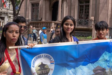 Nepal Günü Geçidi 2023. 21 Mayıs 2023, New York, New York, ABD: Geleneksel giysi ve bayraklı katılımcılar 21 Mayıs 2023 'te New York City' deki Nepal Günü Yürüyüşü 'nde yürüdüler.. 