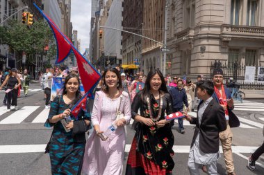 Nepal Günü Geçidi 2023. 21 Mayıs 2023, New York, New York, ABD: Geleneksel giysi ve bayraklı katılımcılar 21 Mayıs 2023 'te New York City' deki Nepal Günü Yürüyüşü 'nde yürüdüler..  