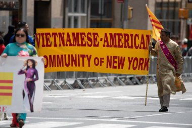 Altıncı Cadde 'deki (Amerika Bulvarı) ikinci yıllık AAPI Geçit Töreni' nde Vietnam halkı. 21 Mayıs 2023. New York, ABD Asya ve Pasifik Adaları Kültür ve Miras Geçidi 