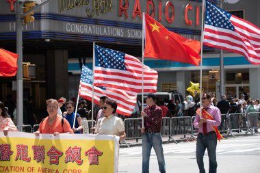 Altıncı Cadde 'deki (Amerika Bulvarı) ikinci yıllık AAPI Geçit Töreni' nde Amerikan ve Çin bayraklı Asyalı adamlar. 21 Mayıs 2023. New York, ABD Asya ve Pasifik Adaları Kültür ve Miras Geçidi 