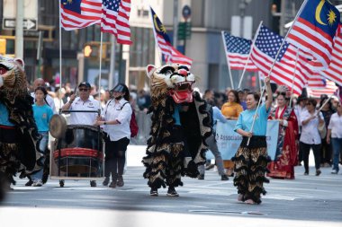 Altıncı Cadde 'deki (Amerika Bulvarı) ikinci yıllık AAPI Geçidi' nde Bayraklarla yürüyüş yapan Malezya derneği. 21 Mayıs 2023. New York, ABD Asya ve Pasifik Adaları Kültür ve Miras Yürüyüşü 