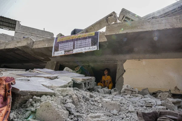 Palestinos Sentam Sua Casa Que Foi Destruída Pelos Aviões Ocupação — Fotografia de Stock