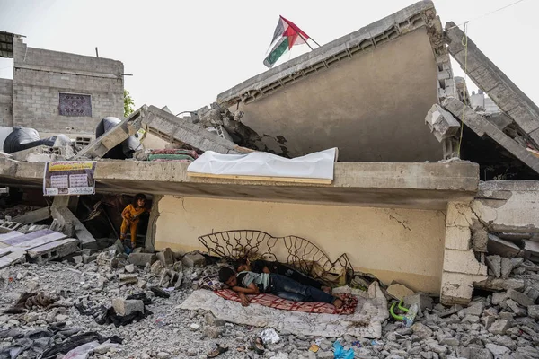 Παλαιστίνιοι Κάθονται Στο Σπίτι Τους Οποίο Καταστράφηκε Από Ισραηλινά Αεροπλάνα — Φωτογραφία Αρχείου