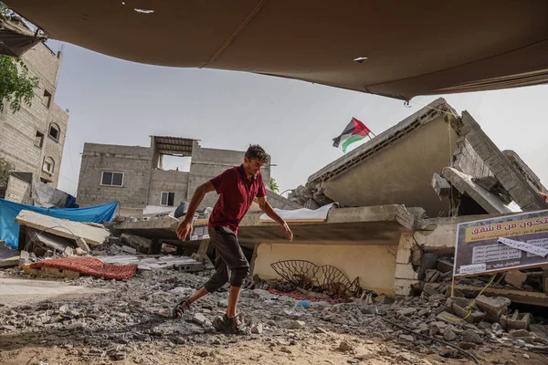 巴勒斯坦人坐在被以色列占领飞机摧毁的房屋上 2023年5月22日 巴勒斯坦 Nabhan家的巴勒斯坦人坐在被以色列占领军飞机摧毁的房屋的瓦砾上 — 图库照片
