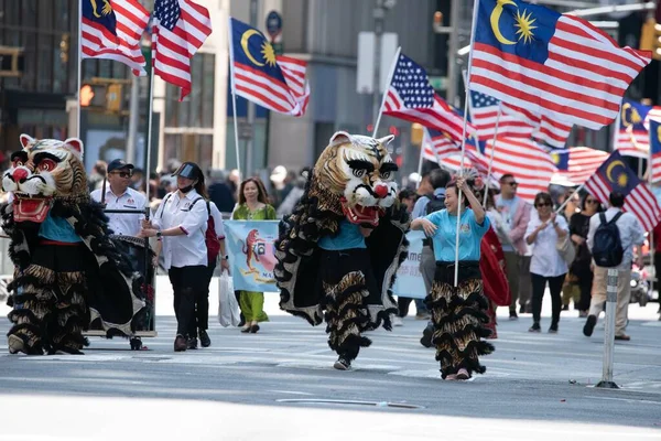 Maleisiërs Marcheren Met Hun Nationale Vlag Tweede Jaarlijkse Aapi Parade — Stockfoto