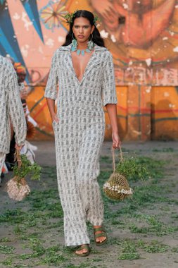 Isaac Silva, Sao Paulo Moda Haftası N55 'te geçit töreni yapıyor. 24 Mayıs 2023. Sao Paulo, Brezilya: Isaac Silva defilesi, SPFW-N55 sırasında, Sao Paulo 'daki 9 de Julho İşgali' nde 24 Mayıs 2023 Çarşamba günü düzenlenen bir podyumda. 