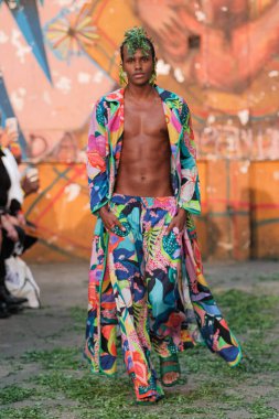 Isaac Silva, Sao Paulo Moda Haftası N55 'te geçit töreni yapıyor. 24 Mayıs 2023. Sao Paulo, Brezilya: Isaac Silva defilesi, SPFW-N55 sırasında, Sao Paulo 'daki 9 de Julho İşgali' nde 24 Mayıs 2023 Çarşamba günü düzenlenen bir podyumda. 