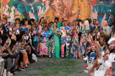 Isaac Silva, Sao Paulo Moda Haftası N55 'te geçit töreni yapıyor. 24 Mayıs 2023. Sao Paulo, Brezilya: Isaac Silva defilesi, SPFW-N55 sırasında, Sao Paulo 'daki 9 de Julho İşgali' nde 24 Mayıs 2023 Çarşamba günü düzenlenen bir podyumda. 