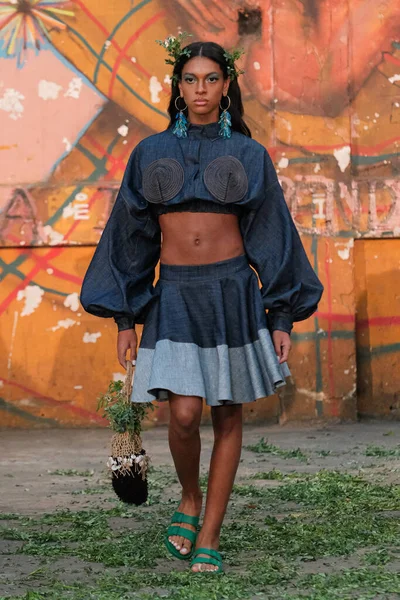 Isaac Silva, Sao Paulo Moda Haftası N55 'te geçit töreni yapıyor. 24 Mayıs 2023. Sao Paulo, Brezilya: Isaac Silva defilesi, SPFW-N55 sırasında, Sao Paulo 'daki 9 de Julho İşgali' nde 24 Mayıs 2023 Çarşamba günü düzenlenen bir podyumda. 