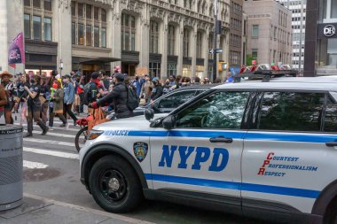 Belediye Başkanı Adam 'ın bütçe kesintilerini protesto etmek için düzenlenen mitingde ve yürüyüşte iki kişi tutuklandı. 24 Mayıs 2023, New York, New York, ABD: Belediye Başkanı Eric Adam 'ın belediye binasının önündeki bütçe kesintilerini protesto etmek için yürüyüş ve pankart taşıyan protestocular 
