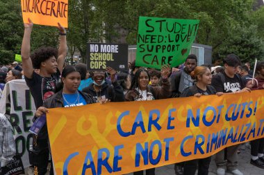 İki kişi mitingde ve Mart 'ta Belediye Başkanı Adam & 39.' nun Bütçe Kesintisi 'ni Protesto Etmek İçin Tutuklandı. 24 Mayıs 2023, New York, New York, ABD: Afiş ve afiş taşıyan öğrenciler, Belediye Başkanı Eric Adam 'ın Foley Meydanı' ndaki bütçe kesintilerini protesto etmek için düzenlenen mitinge ve yürüyüşe katıldılar 