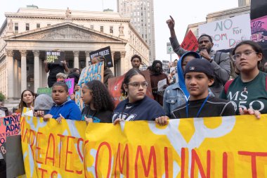 İki kişi mitingde ve Mart 'ta Belediye Başkanı Adam & 39.' nun Bütçe Kesintisi 'ni Protesto Etmek İçin Tutuklandı. 24 Mayıs 2023, New York, New York, ABD: Kamu avukatı Jumaane Williams, Belediye Başkanı Eric Adam 'ın Foley Meydanı' ndaki bütçe kesintilerini protesto etmek için düzenlenen mitingde ve yürüyüşte konuştu 