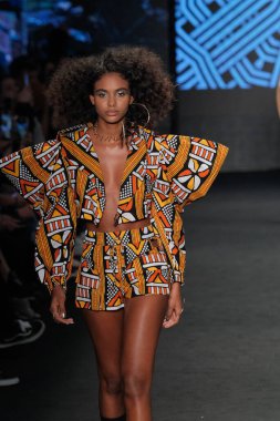 (SPFW N55: Meninos Rei Parade. 25 Mayıs 2023, Sao Paulo, Brezilya: SPFW N55 2023 Meninos Rei geçit törenini gösteriyor