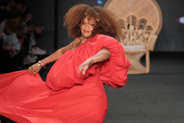 (SPFW N55: Meninos Rei Parade. 25 Mayıs 2023, Sao Paulo, Brezilya: SPFW N55 2023 Meninos Rei geçit törenini gösteriyor