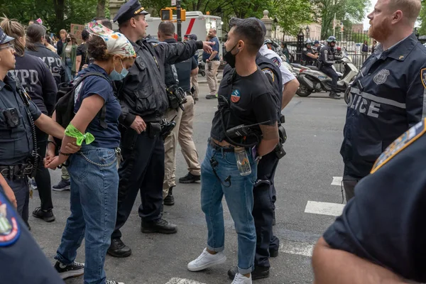 两人在一次集会和一次游行中被捕 抗议亚当市长的预算削减 2023年5月24日 美国纽约 被逮捕的活动分子在纽约警察局 Nypd 的一次集会和抗议游行中被带走 — 图库照片