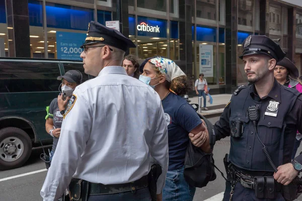 两人在一次集会和一次游行中被捕 抗议亚当市长的预算削减 2023年5月24日 美国纽约 被逮捕的活跃分子在纽约警察局 Nypd 官员的领导下 在一次集会和抗议游行中被带走 — 图库照片