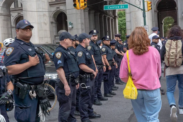 两人在一次集会和一次游行中被捕 抗议亚当市长的预算削减 2023年5月24日 美国纽约 抗议者举着标语和横幅游行 抗议市长埃里克 亚当在市政厅外削减预算 — 图库照片
