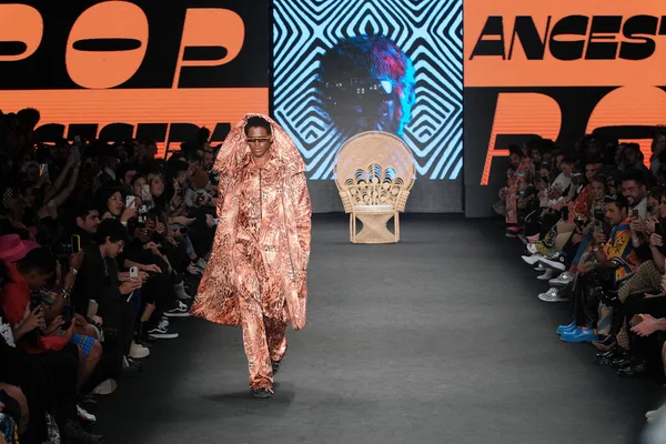 (SPFW N55: Meninos Rei Parade. 25 Mayıs 2023, Sao Paulo, Brezilya: SPFW N55 2023 Meninos Rei geçit törenini gösteriyor