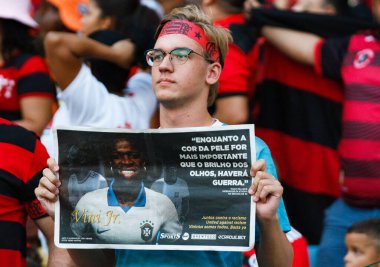 Brezilya Futbol Şampiyonası: Flamengo Cruzeiro 'ya karşı. 27 Mayıs 2023, Rio de Janeiro, Brezilya: Futbol oyuncuları ve Teknik Komite ve taraftarları, La Liga 'da İspanya' da ırkçılığa maruz kalan Real Madrid 'in futbolcusu Vinicius Junior' a saygılarını sundular.