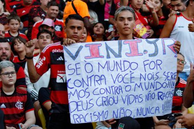 Brezilya Futbol Şampiyonası: Flamengo Cruzeiro 'ya karşı. 27 Mayıs 2023, Rio de Janeiro, Brezilya: Futbol oyuncuları ve Teknik Komite ve taraftarları, La Liga 'da İspanya' da ırkçılığa maruz kalan Real Madrid 'in futbolcusu Vinicius Junior' a saygılarını sundular.