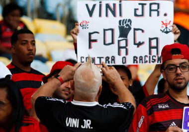 Brezilya Futbol Şampiyonası: Flamengo Cruzeiro 'ya karşı. 27 Mayıs 2023, Rio de Janeiro, Brezilya: Futbol oyuncuları ve Teknik Komite ve taraftarları, La Liga 'da İspanya' da ırkçılığa maruz kalan Real Madrid 'in futbolcusu Vinicius Junior' a saygılarını sundular.