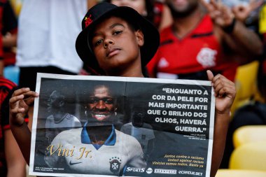 Brezilya Futbol Şampiyonası: Flamengo Cruzeiro 'ya karşı. 27 Mayıs 2023, Rio de Janeiro, Brezilya: Futbol oyuncuları ve Teknik Komite ve taraftarları, La Liga 'da İspanya' da ırkçılığa maruz kalan Real Madrid 'in futbolcusu Vinicius Junior' a saygılarını sundular.