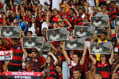 Brezilya Futbol Şampiyonası: Flamengo Cruzeiro 'ya karşı. 27 Mayıs 2023, Rio de Janeiro, Brezilya: Futbol oyuncuları ve Teknik Komite ve taraftarları, La Liga 'da İspanya' da ırkçılığa maruz kalan Real Madrid 'in futbolcusu Vinicius Junior' a saygılarını sundular.
