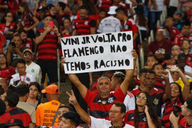 Brezilya Futbol Şampiyonası: Flamengo Cruzeiro 'ya karşı. 27 Mayıs 2023, Rio de Janeiro, Brezilya: Futbol oyuncuları ve Teknik Komite ve taraftarları, La Liga 'da İspanya' da ırkçılığa maruz kalan Real Madrid 'in futbolcusu Vinicius Junior' a saygılarını sundular.