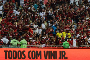 Brezilya Futbol Şampiyonası: Flamengo Cruzeiro 'ya karşı. 27 Mayıs 2023, Rio de Janeiro, Brezilya: Futbol oyuncuları ve Teknik Komite ve taraftarları, La Liga 'da İspanya' da ırkçılığa maruz kalan Real Madrid 'in futbolcusu Vinicius Junior' a saygılarını sundular.