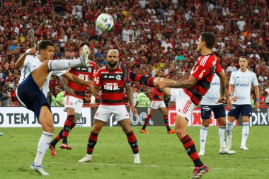 Brezilya Futbol Şampiyonası: Flamengo Cruzeiro 'ya karşı. 27 Mayıs 2023, Rio de Janeiro, Brezilya: Futbol oyuncuları ve Teknik Komite ve taraftarları, La Liga 'da İspanya' da ırkçılığa maruz kalan Real Madrid 'in futbolcusu Vinicius Junior' a saygılarını sundular.