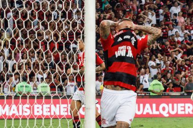 Brezilya Futbol Şampiyonası: Flamengo Cruzeiro 'ya karşı. 27 Mayıs 2023, Rio de Janeiro, Brezilya: Futbol oyuncuları ve Teknik Komite ve taraftarları, La Liga 'da İspanya' da ırkçılığa maruz kalan Real Madrid 'in futbolcusu Vinicius Junior' a saygılarını sundular.