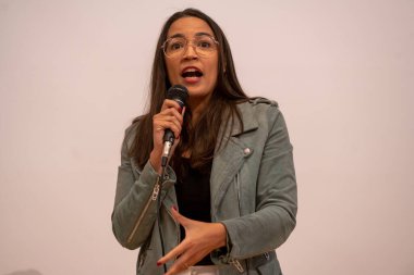 Alexandria Ocasio-Cortez Belediye Binası. 26 Mayıs 2023, New York, New York, ABD: ABD Temsilcisi Alexandria Ocasio-Cortez 26 Mayıs 2003 'te New York' un Queens ilçesindeki Corona Sanat ve Bilim Akademisi 'nde bir belediye toplantısında konuşma yaptı.