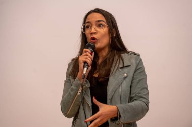 Alexandria Ocasio-Cortez Belediye Binası. 26 Mayıs 2023, New York, New York, ABD: ABD Temsilcisi Alexandria Ocasio-Cortez 26 Mayıs 2003 'te New York' un Queens ilçesindeki Corona Sanat ve Bilim Akademisi 'nde bir belediye toplantısında konuşma yaptı.