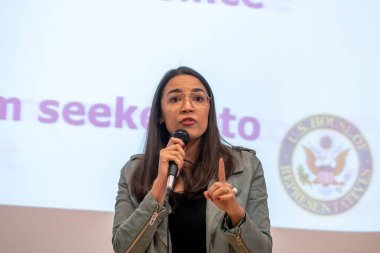 Alexandria Ocasio-Cortez Belediye Binası. 26 Mayıs 2023, New York, New York, ABD: ABD Temsilcisi Alexandria Ocasio-Cortez 26 Mayıs 2003 'te New York' un Queens ilçesindeki Corona Sanat ve Bilim Akademisi 'nde bir belediye toplantısında konuşma yaptı.