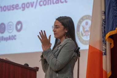 Alexandria Ocasio-Cortez Belediye Binası. 26 Mayıs 2023, New York, New York, ABD: ABD Temsilcisi Alexandria Ocasio-Cortez 26 Mayıs 2003 'te New York' un Queens ilçesindeki Corona Sanat ve Bilim Akademisi 'nde bir belediye toplantısında konuşma yaptı.