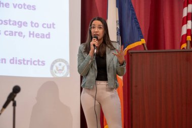 Alexandria Ocasio-Cortez Belediye Binası. 26 Mayıs 2023, New York, New York, ABD: ABD Temsilcisi Alexandria Ocasio-Cortez 26 Mayıs 2003 'te New York' un Queens ilçesindeki Corona Sanat ve Bilim Akademisi 'nde bir belediye toplantısında konuşma yaptı.
