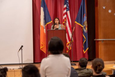 Alexandria Ocasio-Cortez Belediye Binası. 26 Mayıs 2023, New York, New York, ABD: ABD Temsilcisi Alexandria Ocasio-Cortez, 26 Mayıs 2023 tarihinde Corona Sanat ve Bilim Akademisi 'ndeki belediye binası toplantısında bir soruya yanıt verdi.