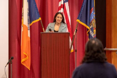 Alexandria Ocasio-Cortez Belediye Binası. 26 Mayıs 2023, New York, New York, ABD: ABD Temsilcisi Alexandria Ocasio-Cortez, Corona Sanat ve Bilim Akademisi 'ndeki bir belediye binası toplantısında bir soru sordu