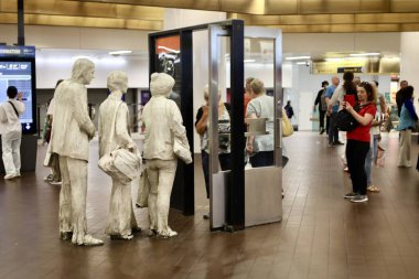 New York 'ta 2023 Anma Günü. 27 Mayıs 2023, New York, ABD: Times Meydanı 'ndaki Port Authority Otobüs Terminali' ndeki son duraklarına bilet almaya çalışan uzun bir yolcu kuyruğu