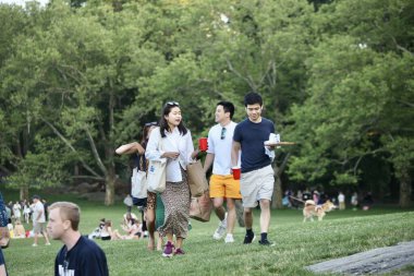 Anma Günü 2023 Central Park Çayırı 'nda kutlandı. 27 Mayıs 2023, New York, ABD: New Yorklular ve sevdikleri New York City Central Park Bahçesi 'nde hafta sonu piknik, yemek, müzik, aşk, oyunlar eşliğinde kutlanır. 