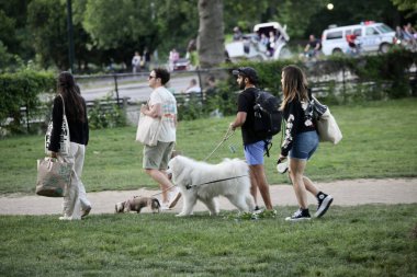 Anma Günü 2023 Central Park Çayırı 'nda kutlandı. 27 Mayıs 2023, New York, ABD: New Yorklular ve sevdikleri New York City Central Park Bahçesi 'nde hafta sonu piknik, yemek, müzik, aşk, oyunlar eşliğinde kutlanır. 