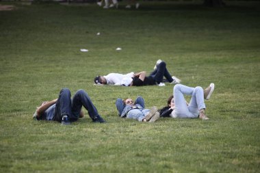 Anma Günü 2023 Central Park Çayırı 'nda kutlandı. 27 Mayıs 2023, New York, ABD: New Yorklular ve sevdikleri New York City Central Park Bahçesi 'nde hafta sonu piknik, yemek, müzik, aşk, oyunlar eşliğinde kutlanır. 