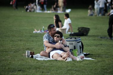 Anma Günü 2023 Central Park Çayırı 'nda kutlandı. 27 Mayıs 2023, New York, ABD: New Yorklular ve sevdikleri New York City Central Park Bahçesi 'nde hafta sonu piknik, yemek, müzik, aşk, oyunlar eşliğinde kutlanır. 