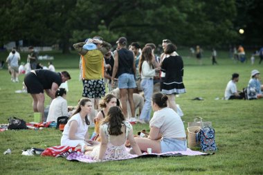 Anma Günü 2023 Central Park Çayırı 'nda kutlandı. 27 Mayıs 2023, New York, ABD: New Yorklular ve sevdikleri New York City Central Park Bahçesi 'nde hafta sonu piknik, yemek, müzik, aşk, oyunlar eşliğinde kutlanır. 
