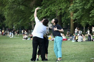 Anma Günü 2023 Central Park Çayırı 'nda kutlandı. 27 Mayıs 2023, New York, ABD: New Yorklular ve sevdikleri New York City Central Park Bahçesi 'nde hafta sonu piknik, yemek, müzik, aşk, oyunlar eşliğinde kutlanır. 