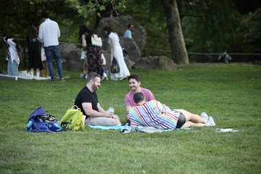 Anma Günü 2023 Central Park Çayırı 'nda kutlandı. 27 Mayıs 2023, New York, ABD: New Yorklular ve sevdikleri New York City Central Park Bahçesi 'nde hafta sonu piknik, yemek, müzik, aşk, oyunlar eşliğinde kutlanır. 