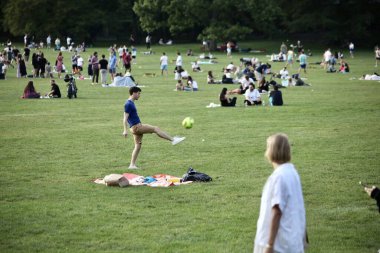 Anma Günü 2023 Central Park Çayırı 'nda kutlandı. 27 Mayıs 2023, New York, ABD: New Yorklular ve sevdikleri New York City Central Park Bahçesi 'nde hafta sonu piknik, yemek, müzik, aşk, oyunlar eşliğinde kutlanır. 