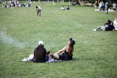 Anma Günü 2023 Central Park Çayırı 'nda kutlandı. 27 Mayıs 2023, New York, ABD: New Yorklular ve sevdikleri New York City Central Park Bahçesi 'nde hafta sonu piknik, yemek, müzik, aşk, oyunlar eşliğinde kutlanır. 